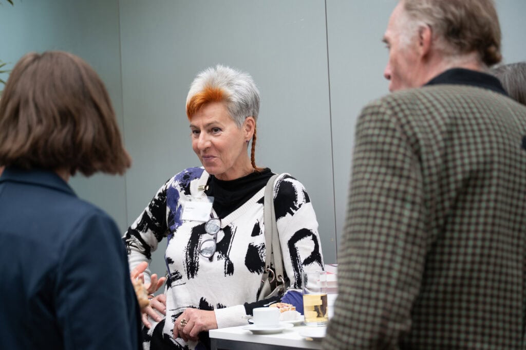 Freundliche Richtervereinigung networking event in Österreich, Menschen im Gespräch, professionelle Atmosphäre, rechtskonforme Zusammenkunft, Gerichts- und Rechtsgemeinschaft.
