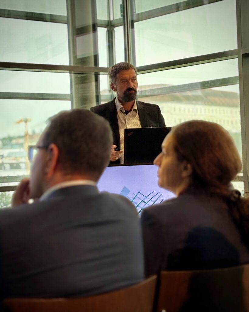 Moderne Richtervereinigung Konferenz mit professionellen Juristen und Anwälten in Wien | Gerichtstribunal Meeting.