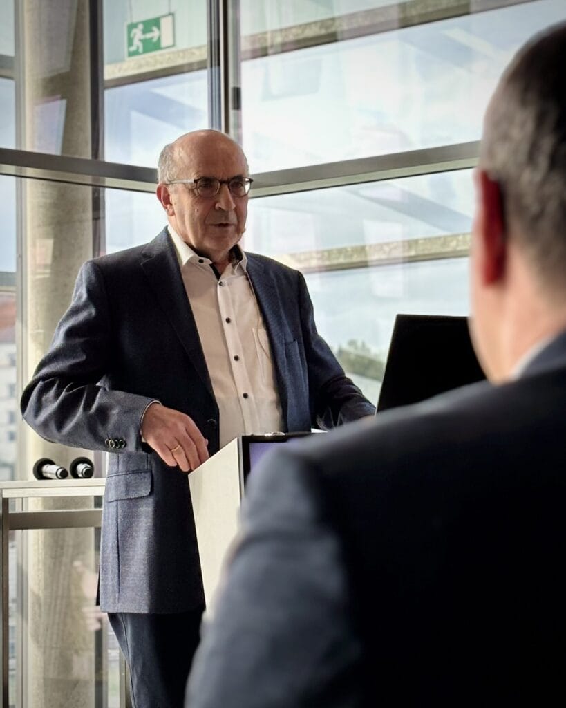 Innovativer Jurist beim Richterverein bei einer Diskussion in moderner Architektur in Wien.