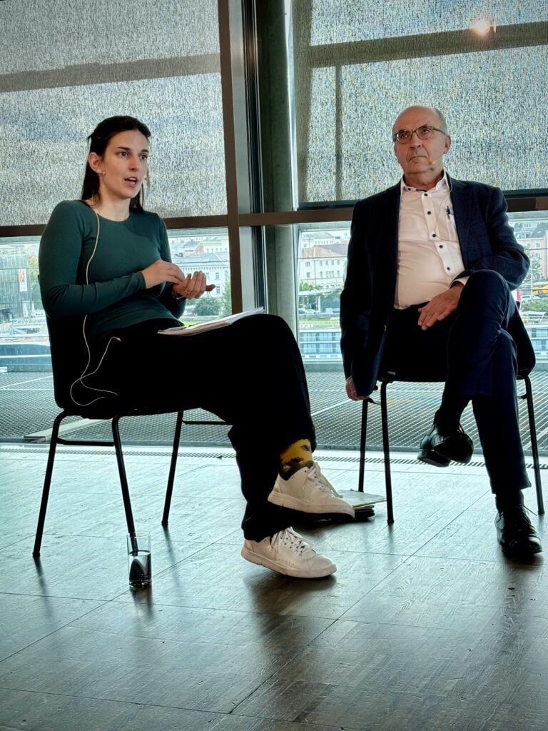 Gedanken eines Richtervereinigung-Events mit Diskussion, moderne Stimmung, Juristen im Gespräch, professionelle Atmosphäre, Rechtsexperten in Debatte.