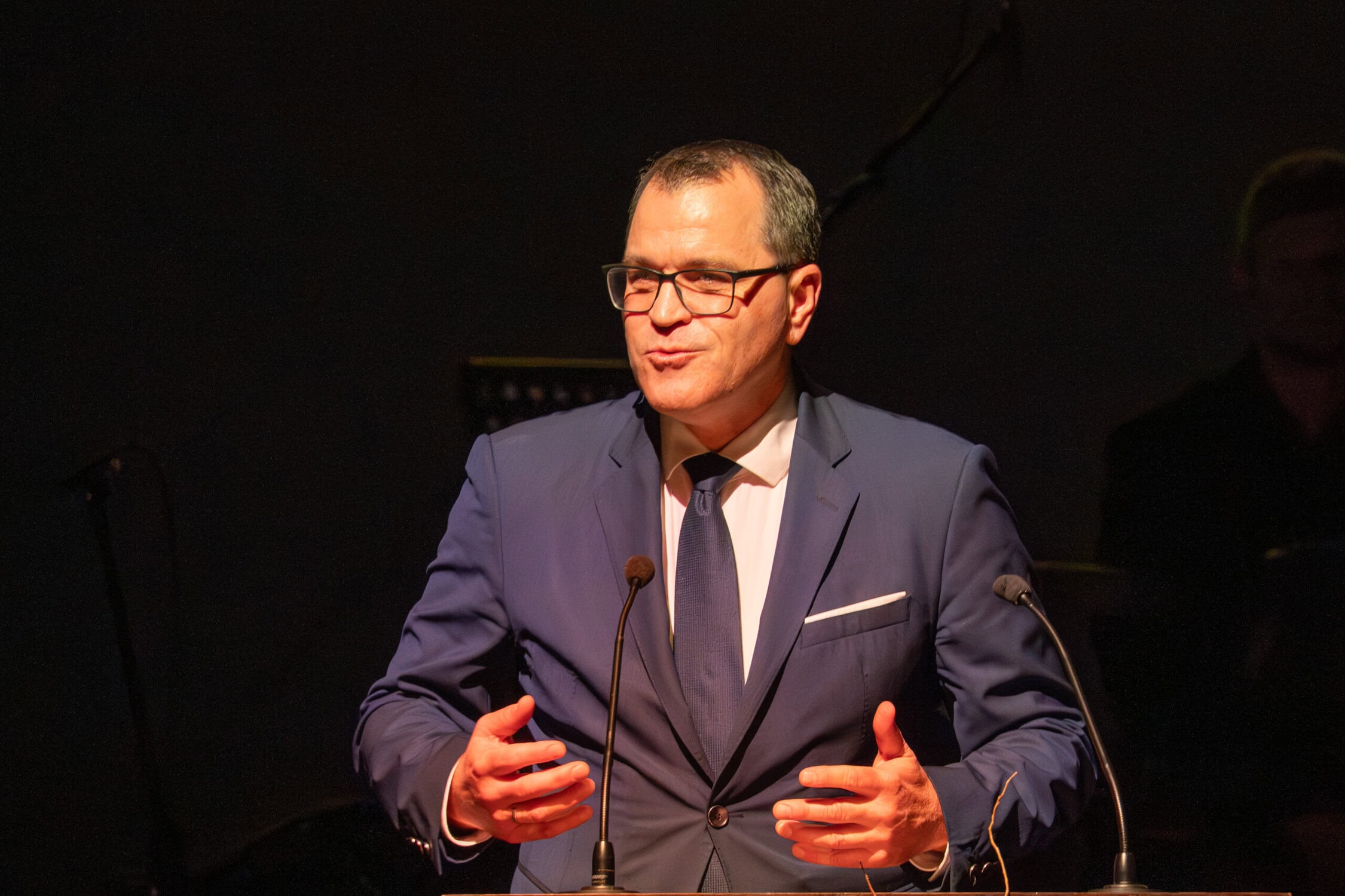 Hochwertiges Porträt eines Redners bei der Richtervereinigung Österreichs, der eine Rede während einer Veranstaltung hält. Professionell, seriös und engagiert.