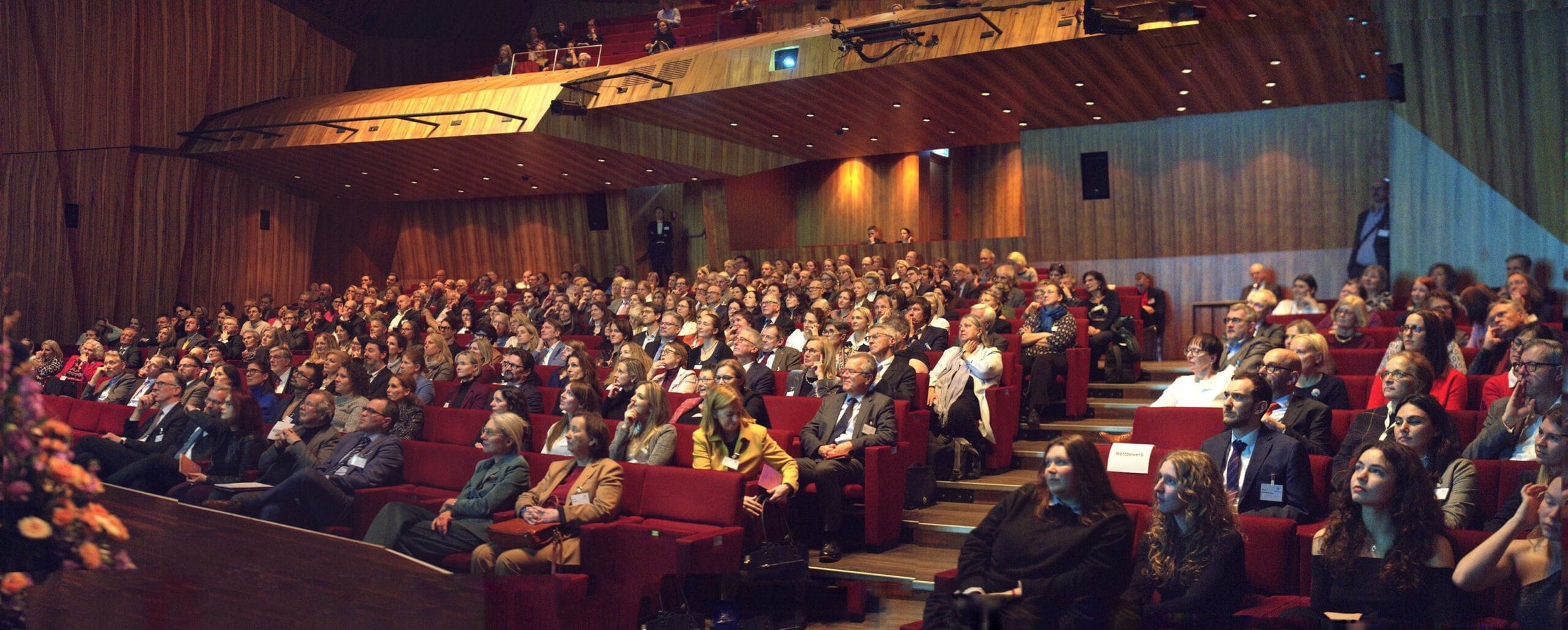 Menschen bei Konferenz im Theater.