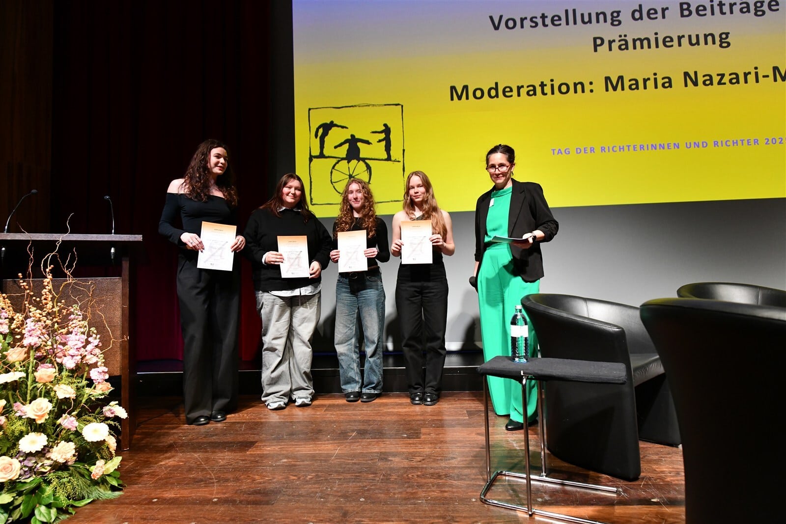 Auszeichnung junger Richterinnen bei Veranstaltung in Österreich für ihre Beiträge und Engagement.